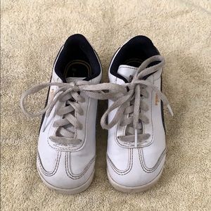 Puma Roma Boys Size: 8 , in decent condition.